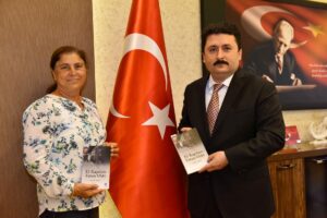 El Kapıları Vatan Oldu- Pelin Ergül (solda), Altı Eylül Belediye Başkanı Hasan Avcı’ya kitabın basımına katkılarından dolayı teşekkür etti