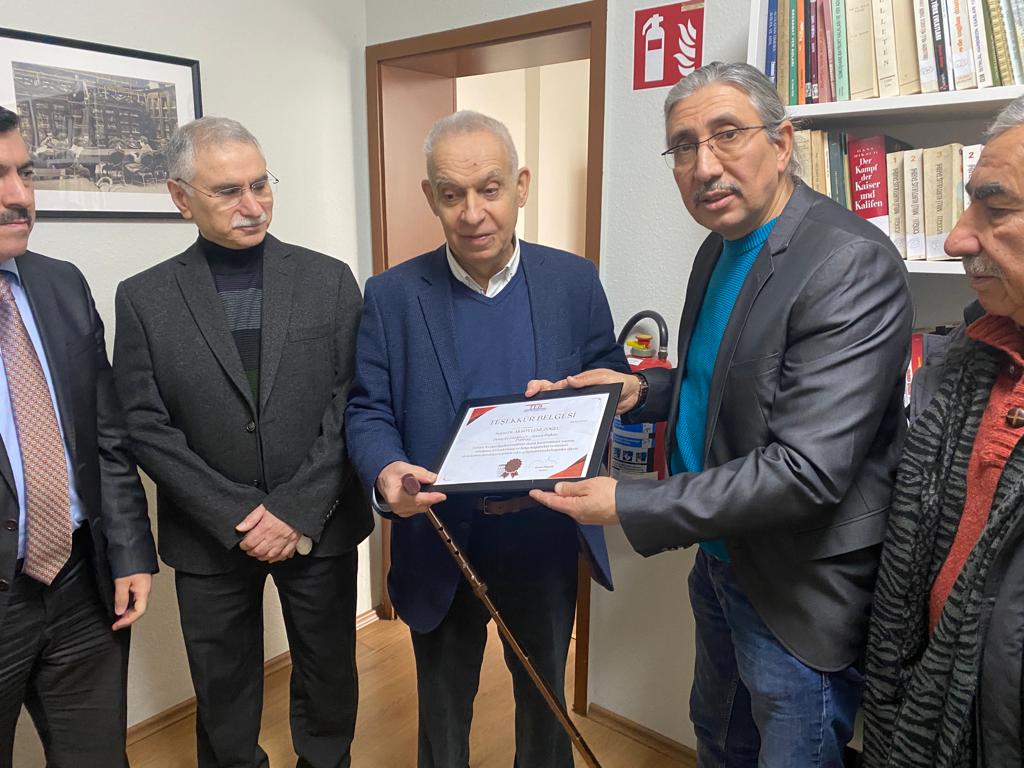 Dr. Ali Söylemezoğlu'na teşekkür plaketi verildi