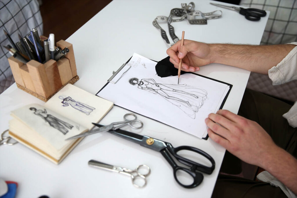 Salih Buğra Keskin özel tasarımlar hazırlıyor, çizimlerı kendisi yapıyor