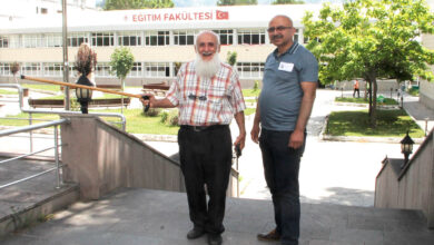 81 yaşında tüm diplomaları aldı- Yaşar Aktaş (solda)