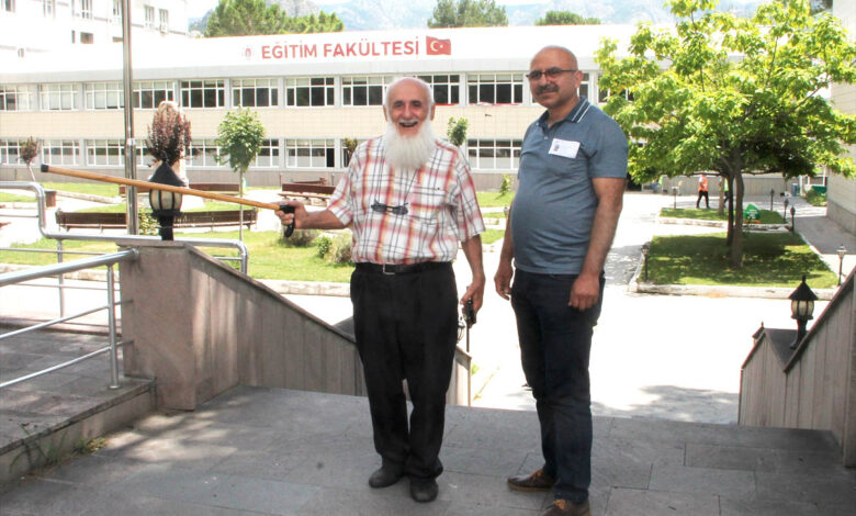 81 yaşında tüm diplomaları aldı- Yaşar Aktaş (solda)