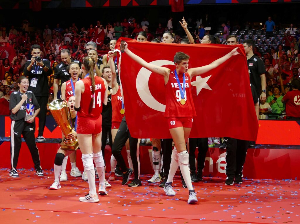 Ebrar Karakurt Türk Bayrağı'yla seyircileri selamladı