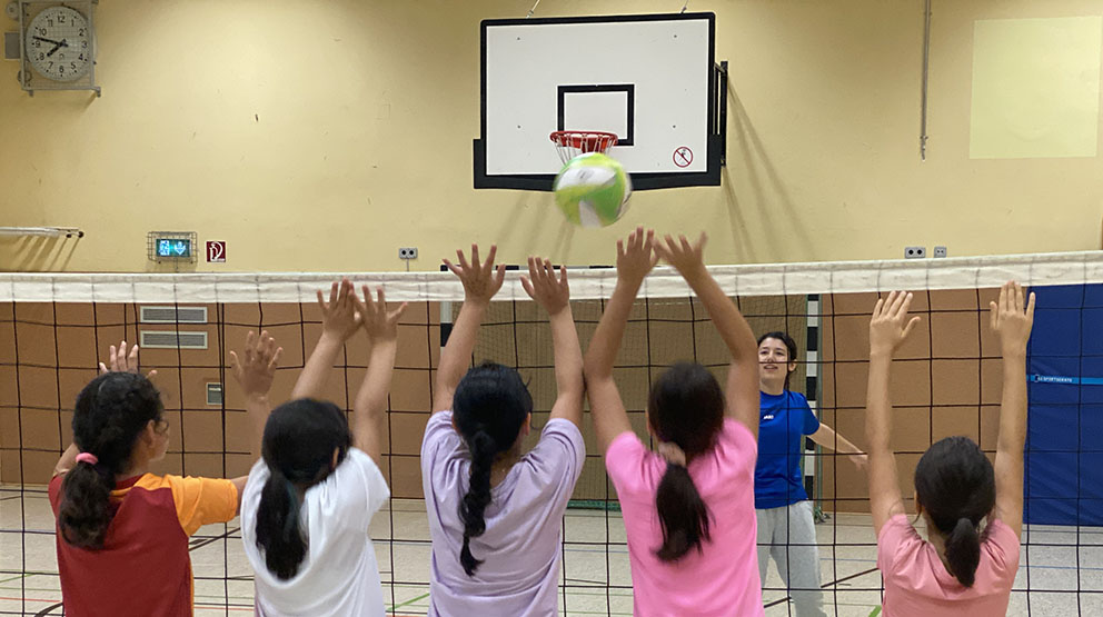 Duisburg’ta kızlara voleybol eğitimi