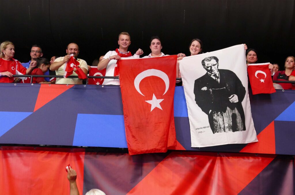 Seyirciler salonda Türk yayrakları ve Atatürk bayraklarıyla filenin sultanlarına destek verdiler