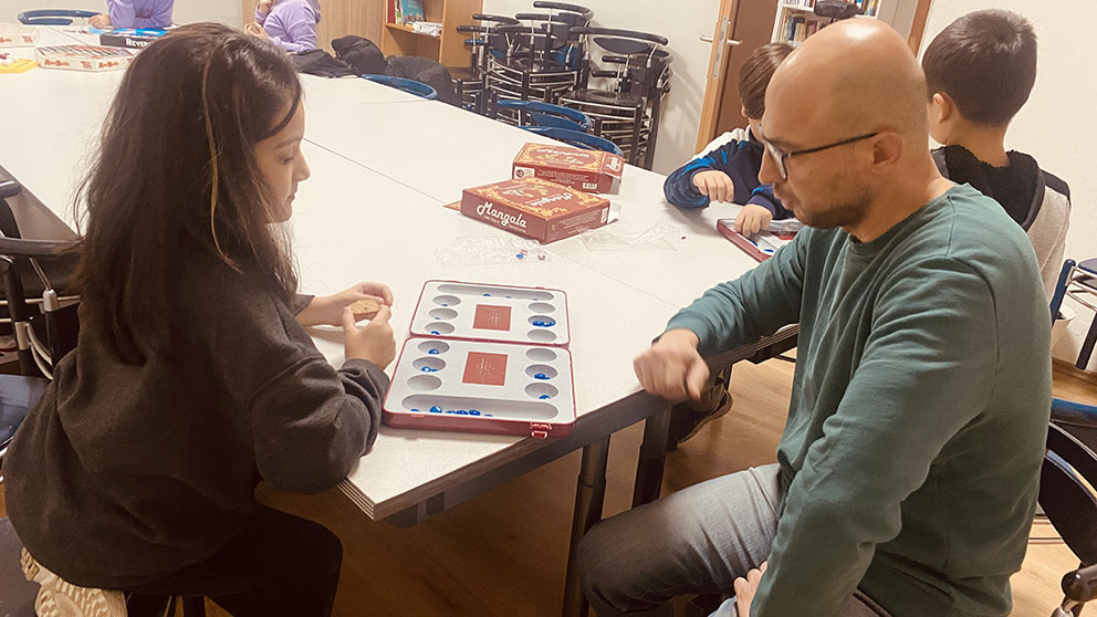 Koordinatör öğretmen Hasan Gürsoy öğrencilerle geleneksel Türk oyunları oynuyor