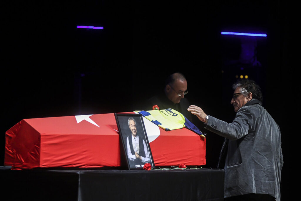 Bedri Baykam ve Sunay Akın sanatçı dostları Metin Uca’nın cenazesinde 
