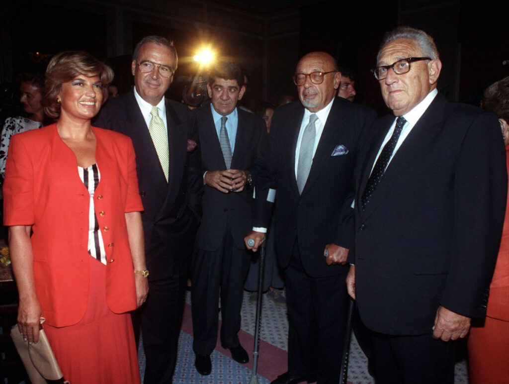 ABD Dışişleri Bakanı Henry Kissinger (sağda), Amerikan Türk İşadamları Derneği Başkanı Ahmet Ertegün’ün  (sağdan 2.) onuruna verilen yemeğe katıdı. Yemeğe Başbakan Tansu Çiller de (solda) katıldı. (Foto Arşiv: Anadolu Ajansı - 12.09.1994)