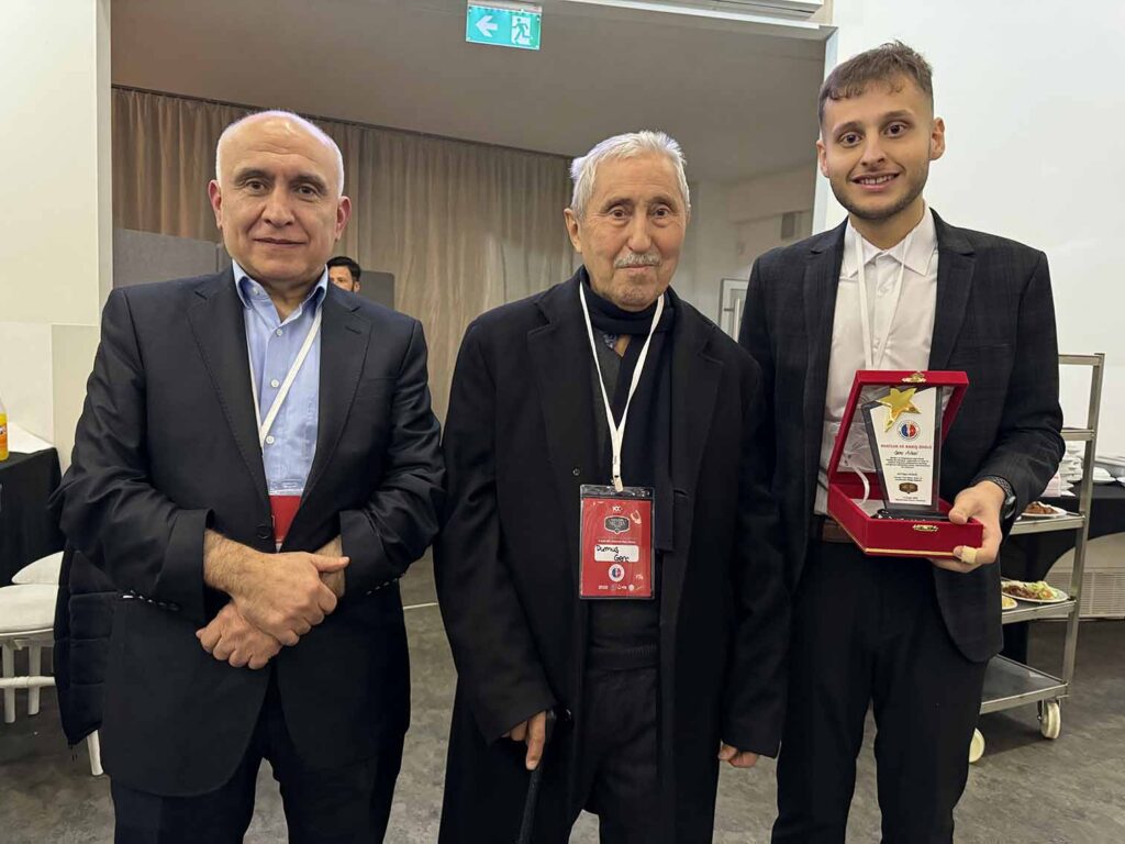 Dostluk ve Barış ödülü Dumruş Genç'e ortada takdim edildi. Soldan: Gazeteci yazar Ali Kılıçarslan ve Durmuş Genç'in torunu