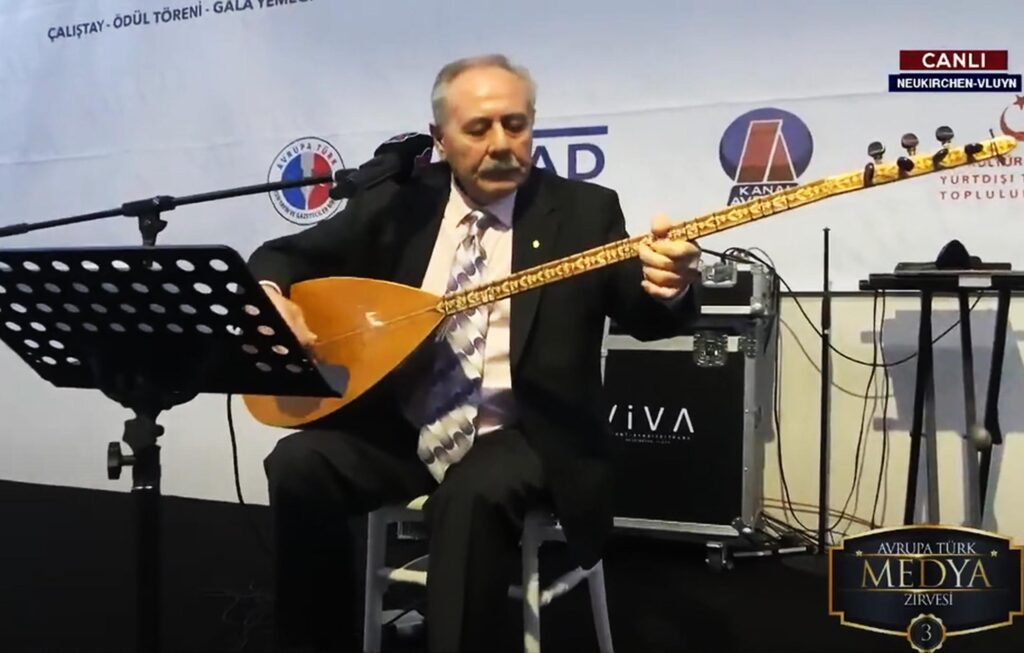 Türk Halk Müziği sanatçısı Kazım Birlik sazıyla sesiyle, renk kattı.