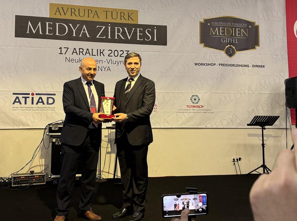 Ak Parti Milletvekili ve (sagda) Genel Başkan Yardımcısı Zafer Sırakaya- ATYGBG Başkanı Alipaşa Akbaş ile