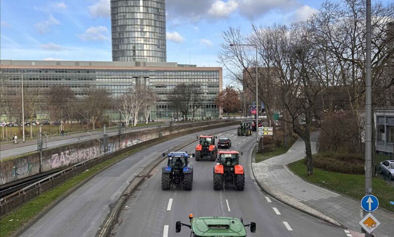 Almanya'da çiftçiler traktörlerle yolları kapattı