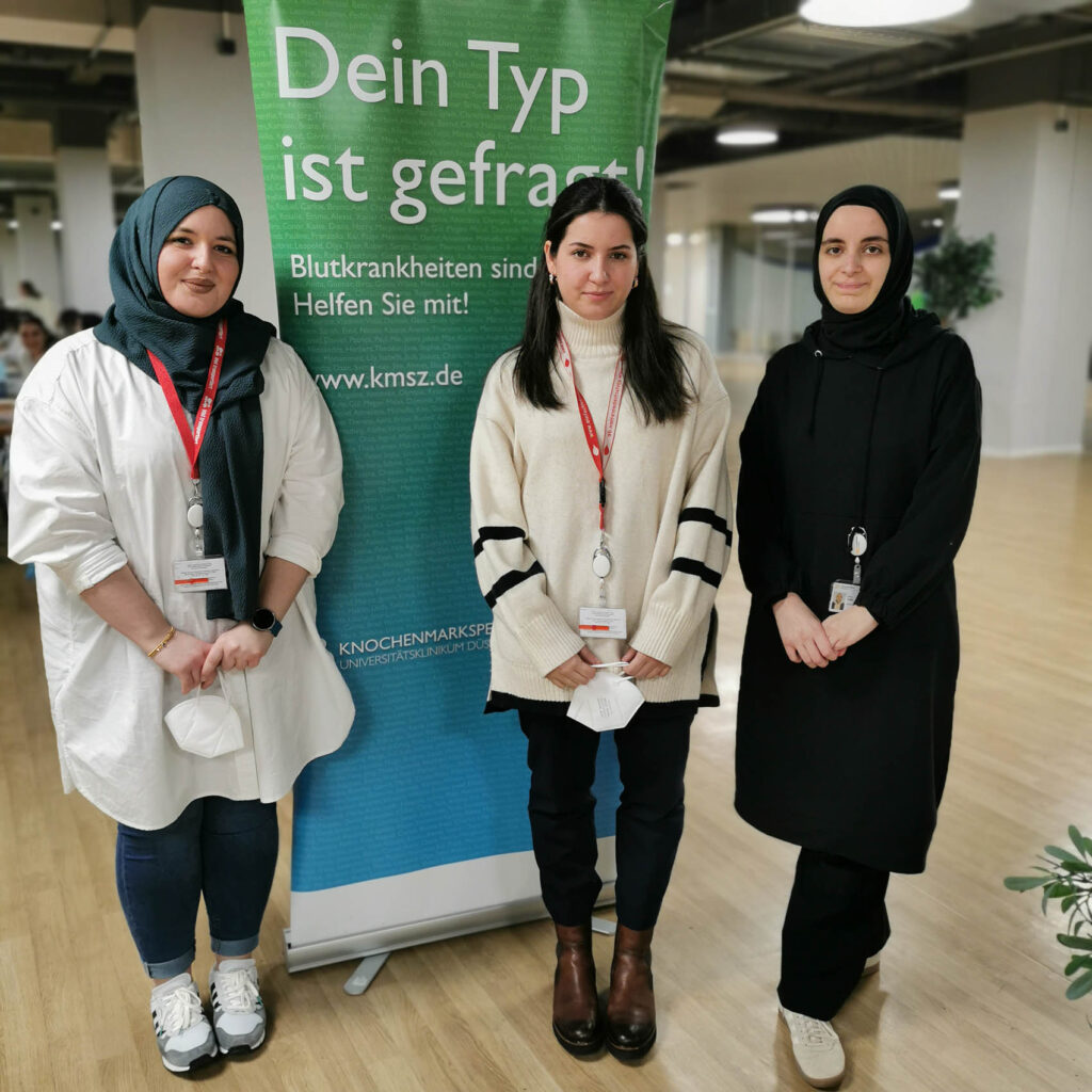 Düsseldorf Uni Klinik (UKD) sağlık ekibinden Esra Öztürk, Merve Şahin, Cansu Karakaş 