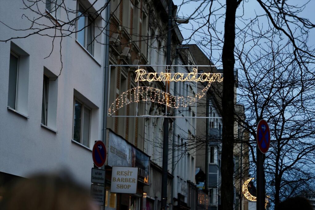 Almanya'nın Köln kentinde bir cadde ramazana özel aydınlatıldı