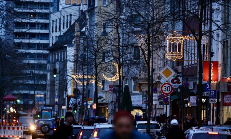 Almanya'nın Köln kentinde bir cadde ramazana özel aydınlatıldı