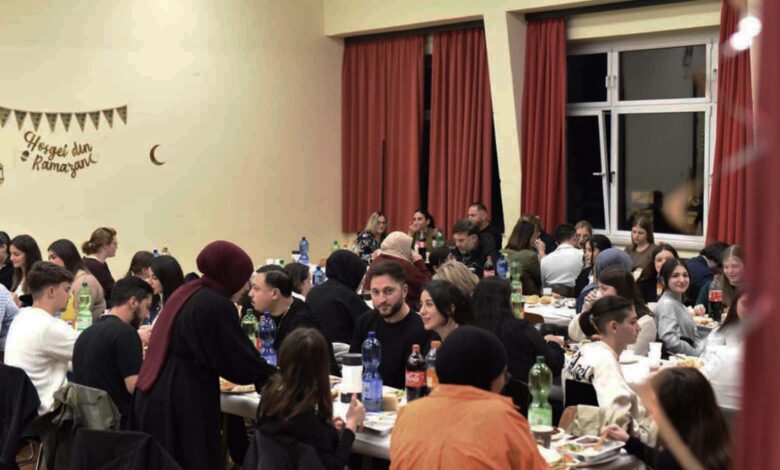 Alman okulunda geniş katılımlı iftar