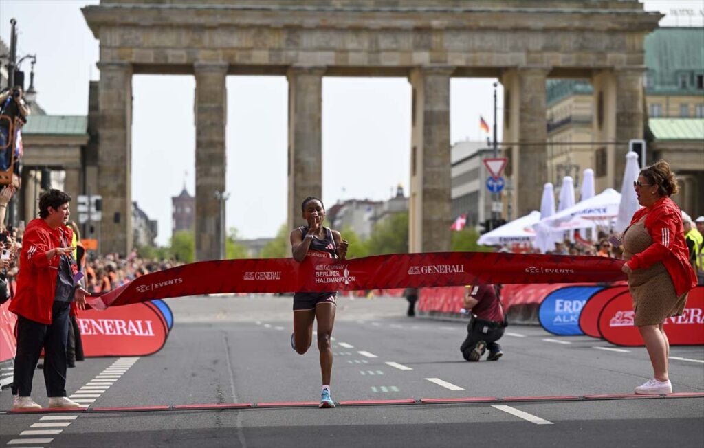 Berlin Yarı Maratonu'na binlerce kişi katıldı