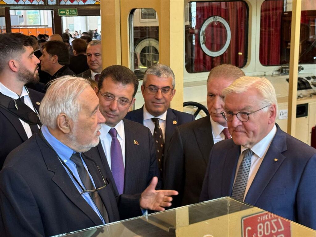 Almanya Cumhurbaşkanı Frank Walter Steinmeier ve beraberindekiler, Sirkeci Tren Garı'ndaki Demiryolu Müzesi'ni tarihçi İlber Ortaylı'nın anlatımıyla gezdi.