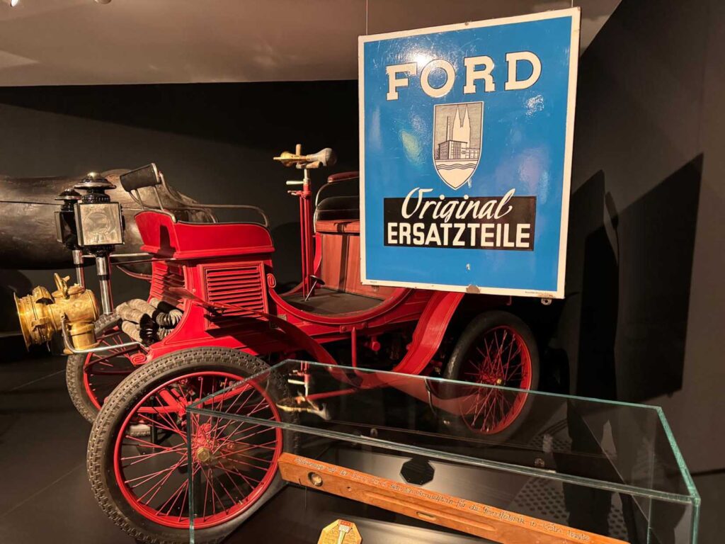 Köln - Sülz’de Köln Motor Fabrikası’nda (KM) 1901 yılında üretilen en eski otomobil. Yolcuları faytonlardaki gibi karşı karşıya oturdukları için Vis-a-Vis (Yüz yüze) olarak adalandırılan model 2011 yılından beri Köln Şehir Müzesi’nin koleksiyonunda.