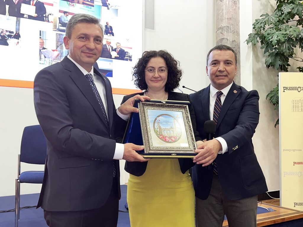 Antalya Valisi Hulisi Şahin, Başkonsolos Fatma Taşan Cebeci, AGC Başkanı İdris, Taş