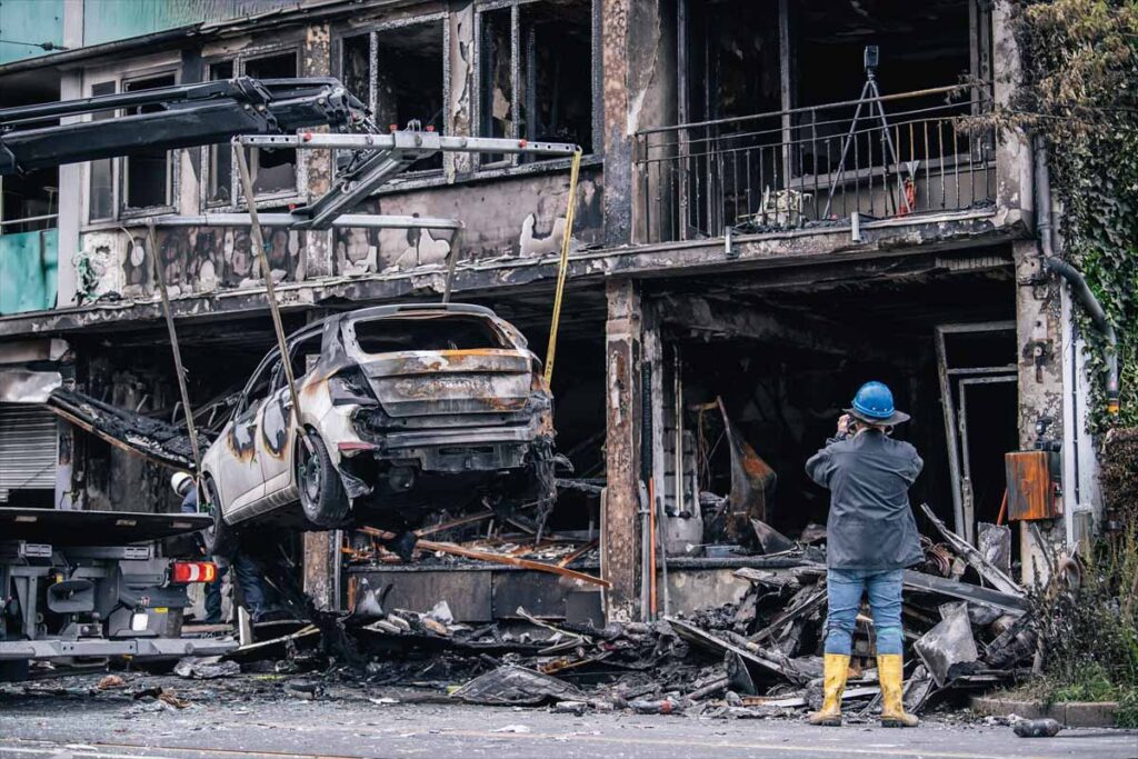 16 Mayıs 2024’te sabaha karşı saat 02.25'te yakılan binada meydana gelen patlama sonrası ortalık savaş alanına döndü