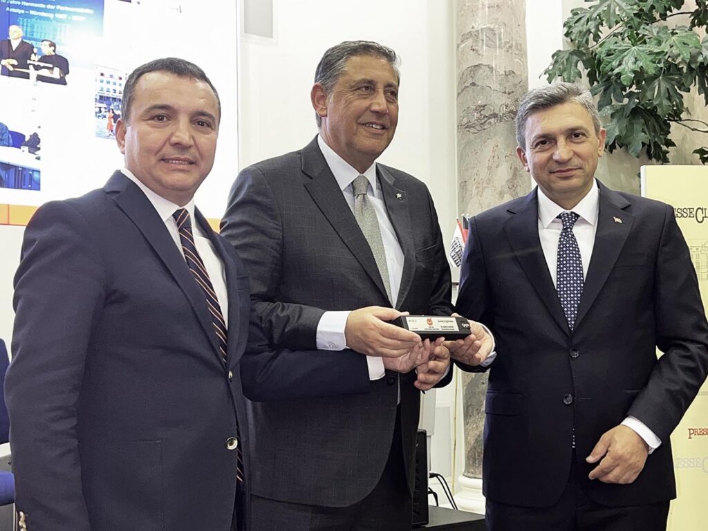Corendon HY Yönetim Kurulu Başkanı Yıldıray Karaer, Antalya Valisi Hulisi Şahin, AGC Başkanı İdris Taş