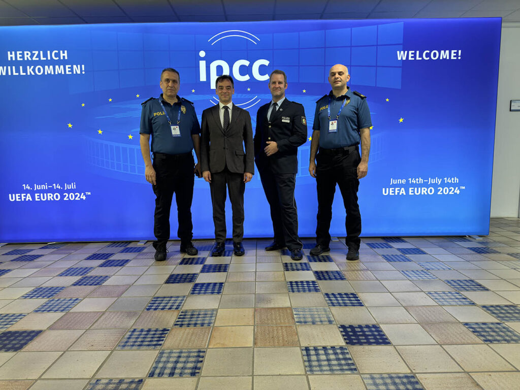 (Soldan) EGM Güvenlik Daire Başkan Yardımcısı Volkan Sazak, Başkonsolos Ali İhsan İzbul, IPCC Direktörü Oliver Strudthoff, EGM Spor Güvenliği Şube Müdürü Fatih Karadeniz
