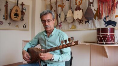 İrfan Gürdal şeşhaneden komuza Türk dünyası çalgılarını imal ediyor